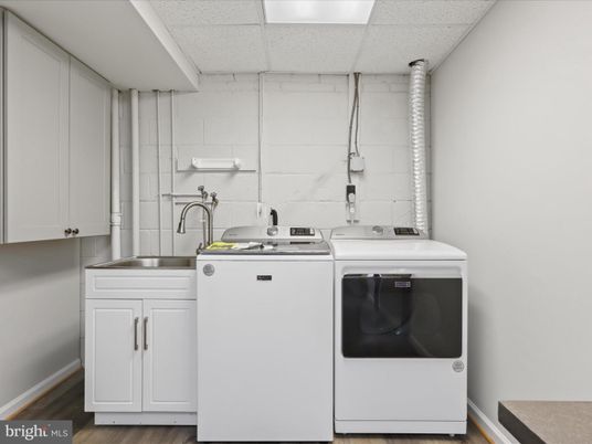 Interior, Washer, Wood Texture Flooring