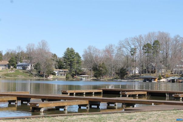 Exterior, Lake