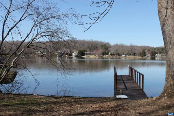 Exterior, Lake