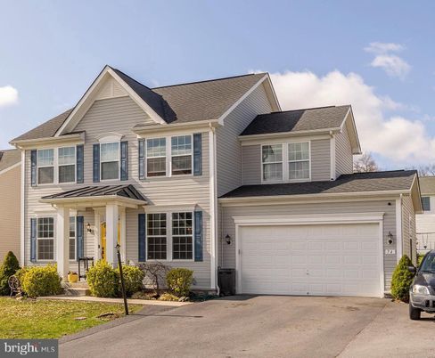 Attached, Exterior, Facade, Farmhouse