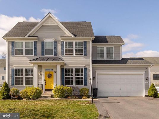 Attached, Exterior, Facade, Farmhouse