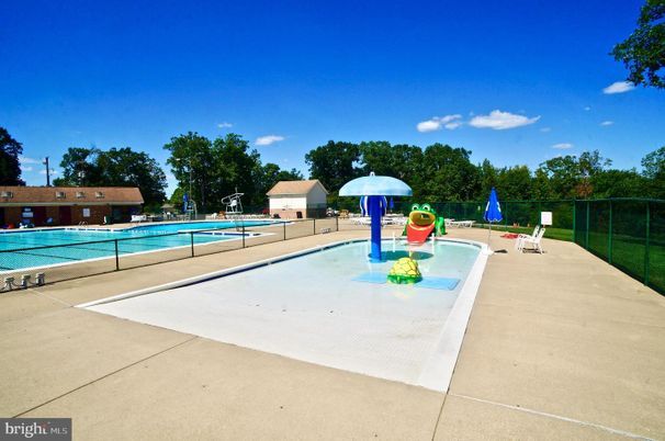 Exterior, Playground, Pool