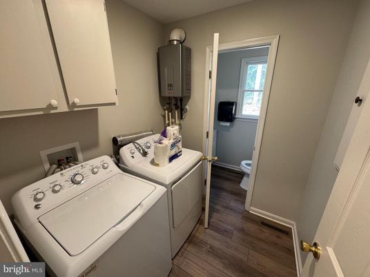 Interior, Washer, Wood Texture Flooring