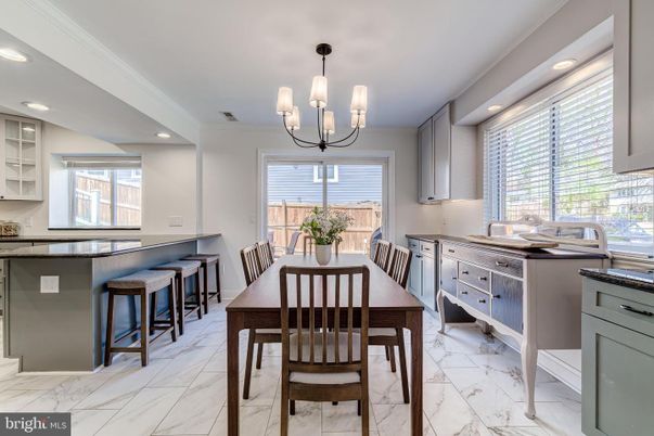 Chandelier, Dining room, Interior, Kitchen, Marble, Recessed Lighting