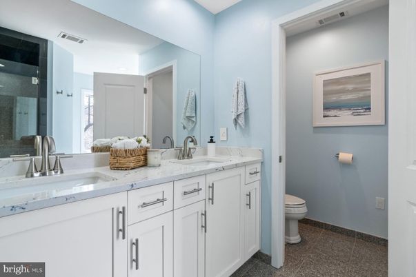 Bathroom, Dual Sink Vanities, Interior, Recessed Lighting