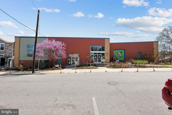 Exterior, Facade, Modern