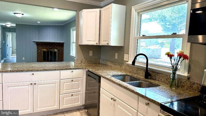 Fireplace, Interior, Kitchen, Recessed Lighting