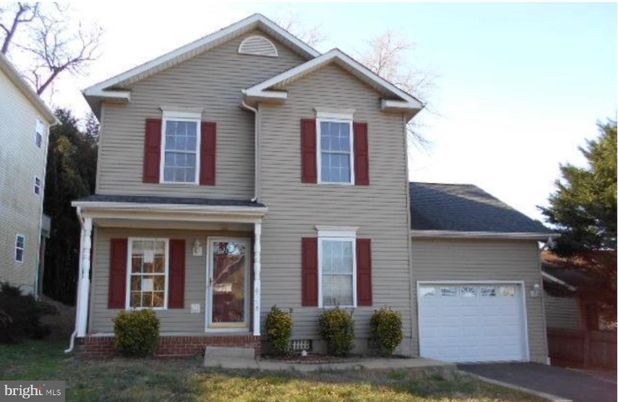 Attached, Exterior, Facade, American Craftsman