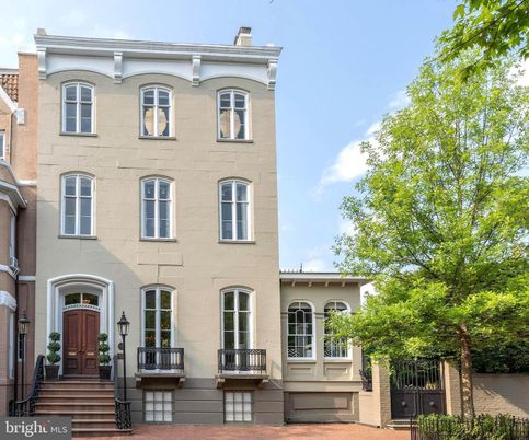 Exterior, Facade, Rowhouse