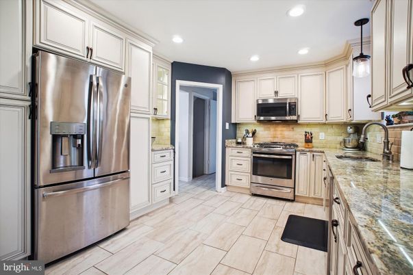 Interior, Kitchen, Pendant Lights, Recessed Lighting, Stainless Steel Appliances