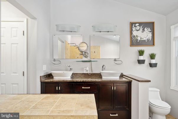 Bathroom, Dual Sink Vanities, Interior