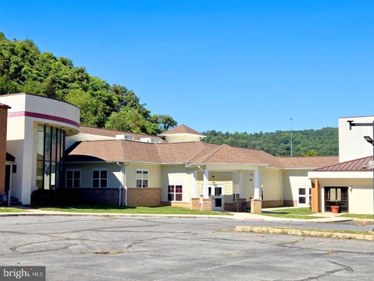 Exterior, Facade, Ranch
