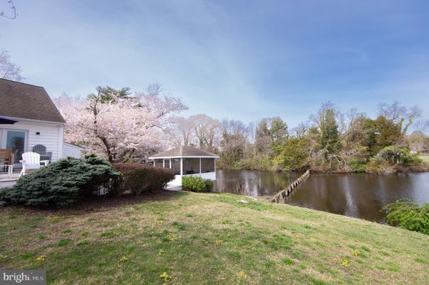 Exterior, Lake