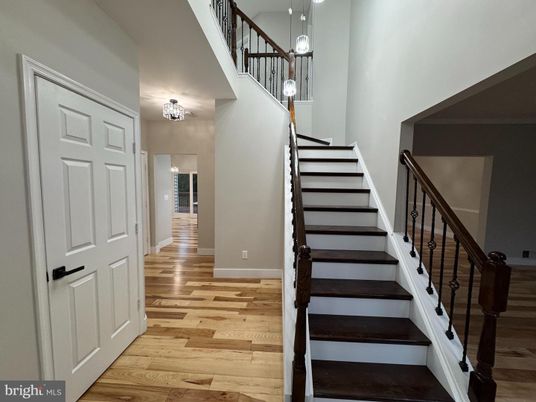 Interior, Pendant Lights, Wood Texture Flooring