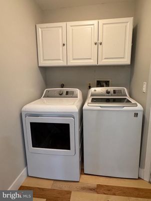 Interior, Washer, Wood Texture Flooring