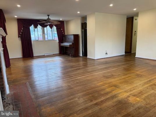 Interior, Piano, Recessed Lighting, Wood Texture Flooring