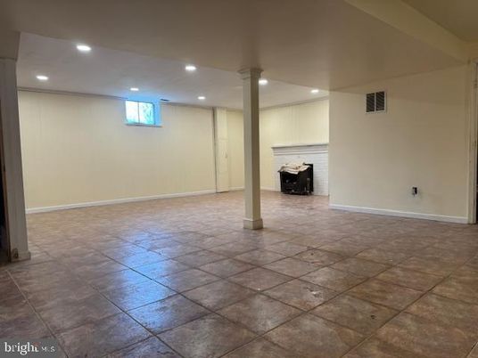 Empty room, Interior, Recessed Lighting