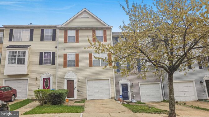 Attached, Exterior, Facade, Rowhouse