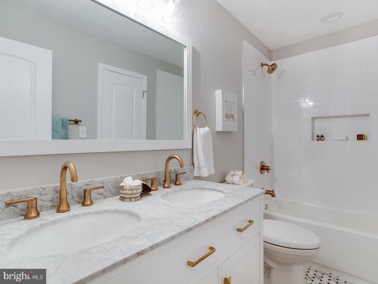 Bathroom, Dual Sink Vanities, Interior