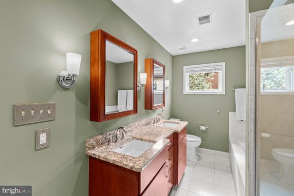 Bathroom, Dual Sink Vanities, Interior, Recessed Lighting