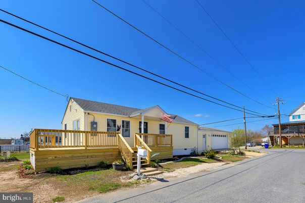 Attached, Exterior, Facade, Cape Cod