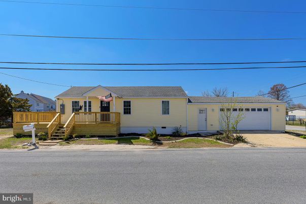 Attached, Exterior, Facade, Cape Cod