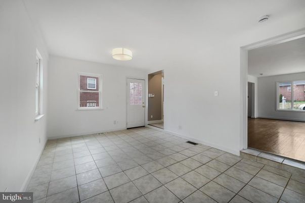Empty room, Interior