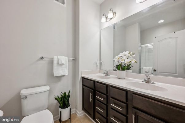 Bathroom, Dual Sink Vanities, Interior, Recessed Lighting
