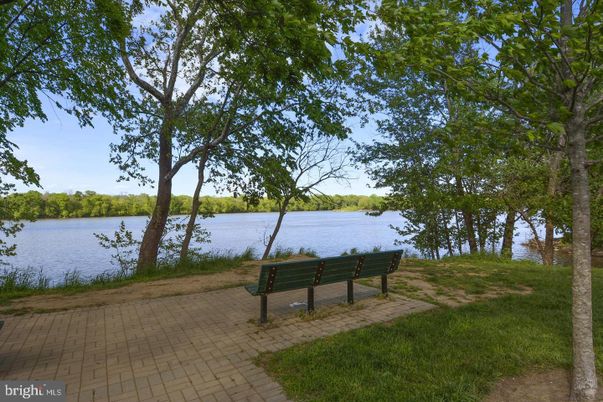 Exterior, Lake