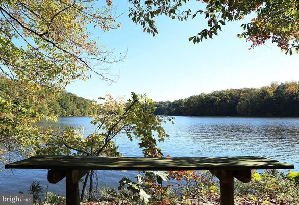 Exterior, Lake