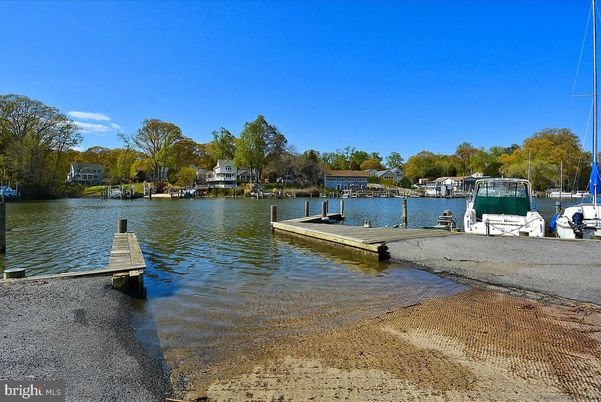 Exterior, Lake