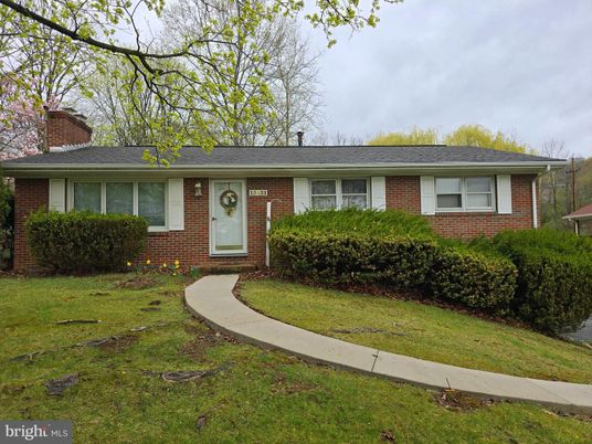 Exterior, Facade, Brick Facade, Ranch