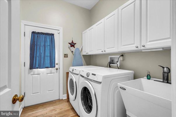 Interior, Washer, Wood Texture Flooring