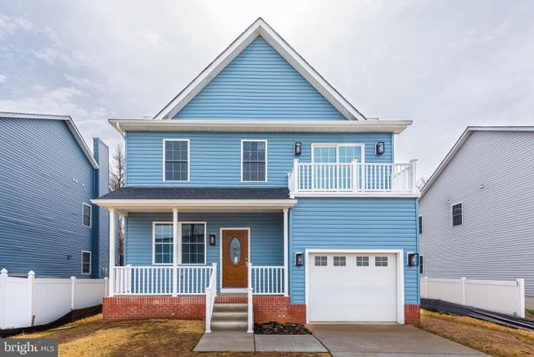 Attached, Exterior, Facade, American Craftsman