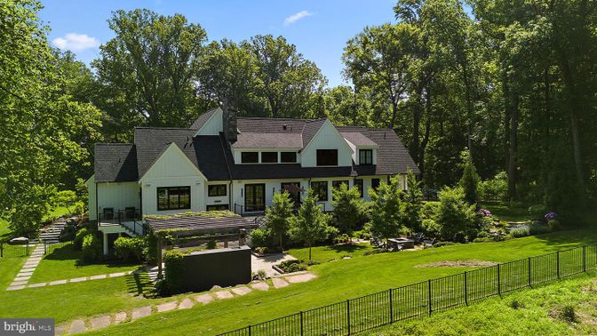 Exterior, Facade, Farmhouse