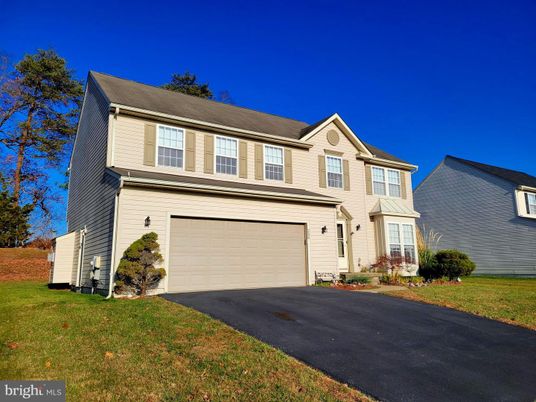Attached, Exterior, Facade, Farmhouse