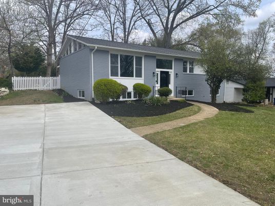 Backyard, Exterior, Facade, Split Level