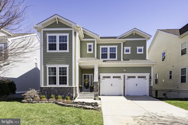 Attached, Exterior, Facade, American Craftsman