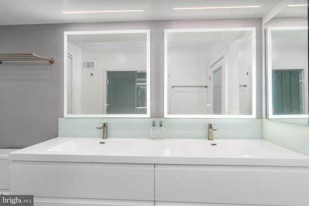 Bathroom, Dual Sink Vanities, Interior, Recessed Lighting