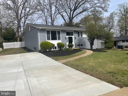 Backyard, Exterior, Facade, Split Level