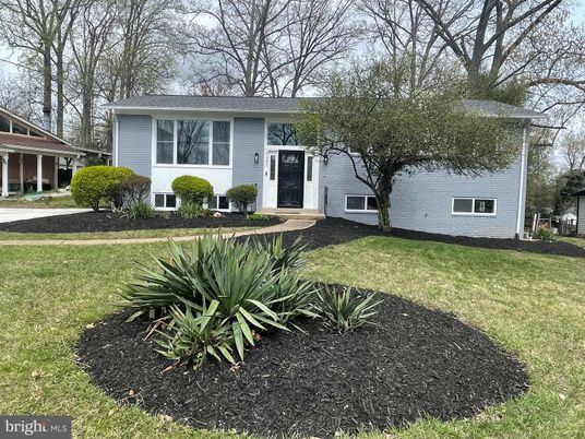 Backyard, Exterior, Facade, Split Level