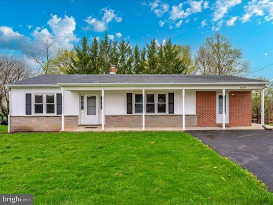 Exterior, Facade, Brick Facade, Ranch