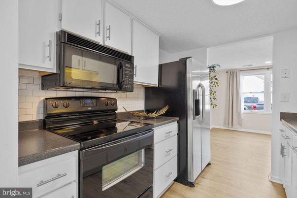 Interior, Kitchen, Washer, Wood Texture Flooring