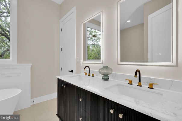 Bathroom, Dual Sink Vanities, Interior, Recessed Lighting