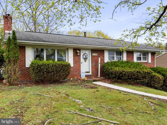 Exterior, Facade, Brick Facade, Cape Cod