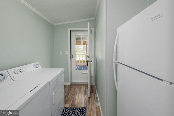 Interior, Utility Closets, Washer, Wood Texture Flooring