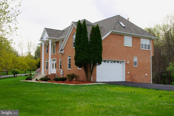 Attached, Exterior, Facade, Brick Facade, Georgian