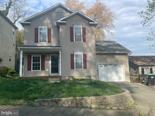 Attached, Exterior, Facade, American Craftsman