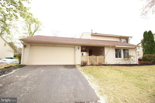 Attached, Exterior, Facade, Ranch