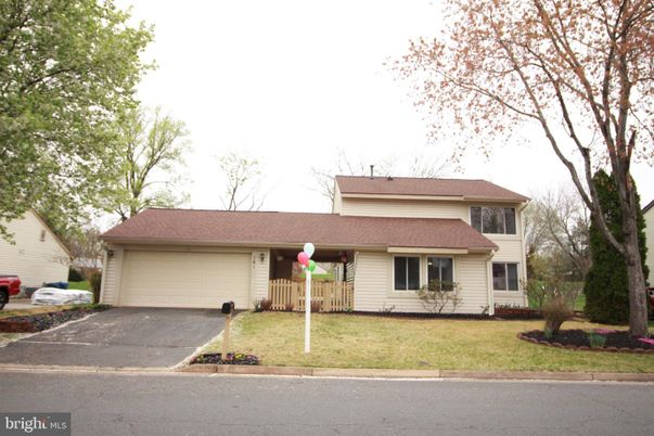Attached, Exterior, Facade, Split Level